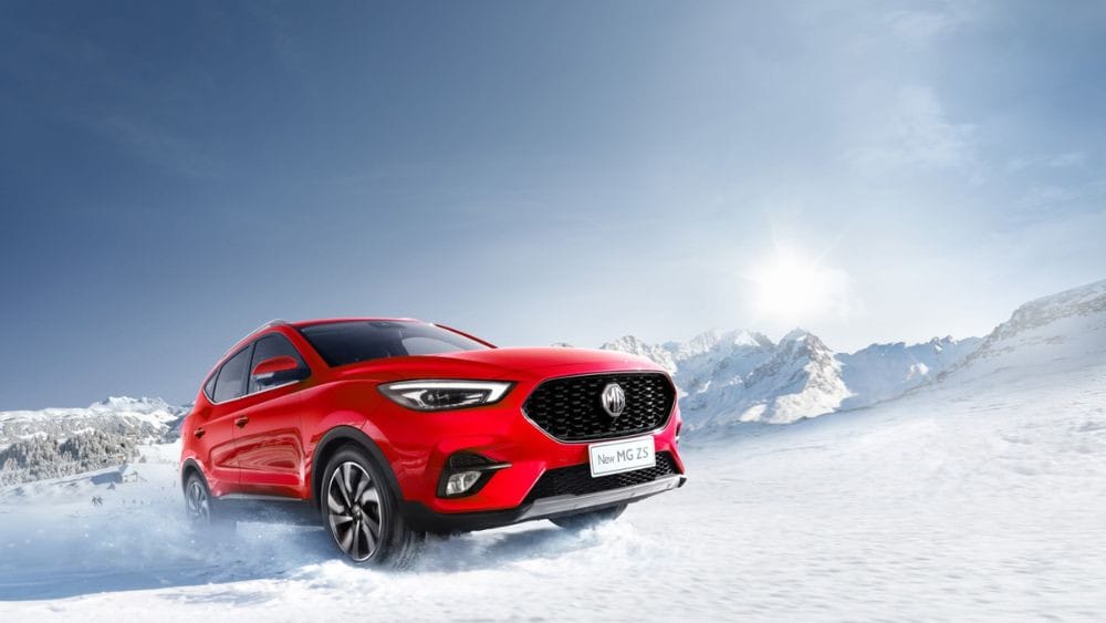 Hình ảnh chiếc MG ZS màu đỏ đang di chuyển trên đường