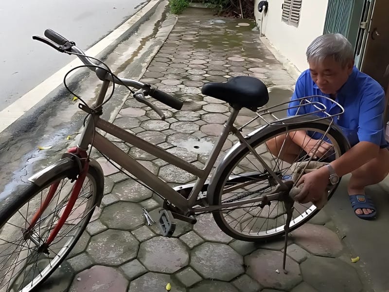 Hình ảnh chiếc xe đạp Cào Cào với thiết kế ghi đông thẳng, tạo vẻ cá tính