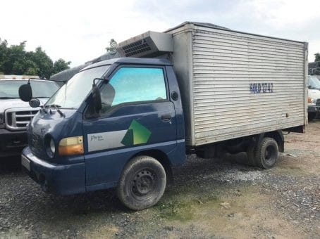 Hình ảnh chiếc xe tải Hyundai 1 tấn đời 2001 thùng kín, một lựa chọn kinh tế cho vận chuyển hàng hóa.
