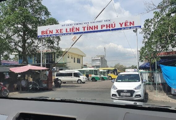 Hình ảnh cổng chính của bến xe liên tỉnh Phú Yên trên đường Nguyễn Tất Thành, Tuy Hòa