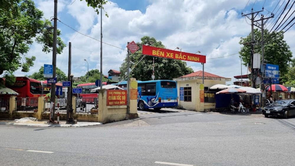Hình ảnh cổng ra vào và tường rào kiên cố của bến xe Bắc Ninh, minh chứng cho hạ tầng được nâng cấp.