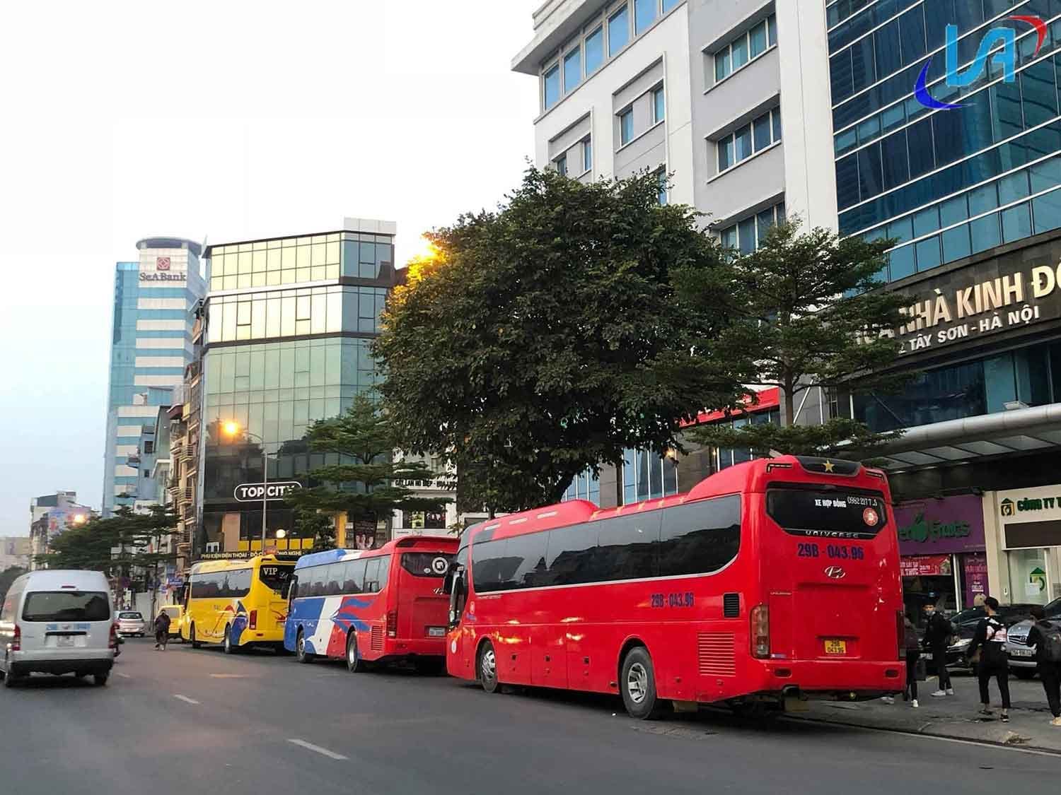 Hình ảnh đoàn xe 45 chỗ đang chờ khách