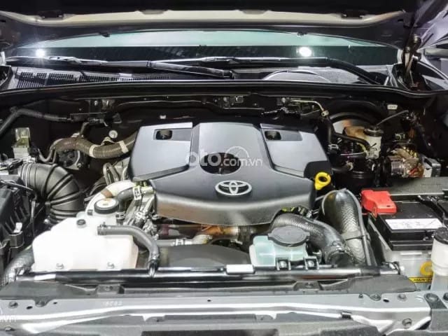 Hình ảnh động cơ diesel của Toyota Fortuner 2019, biểu tượng sự bền bỉ
