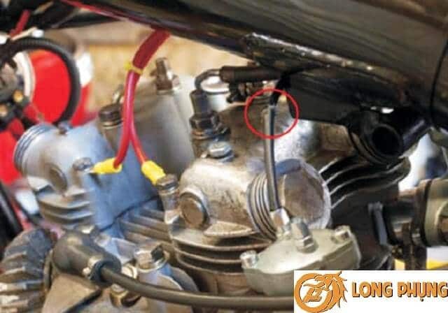 Hình ảnh động cơ xe, biểu tượng cho việc kiểm tra định kỳ để tránh xe bị hụt hơi