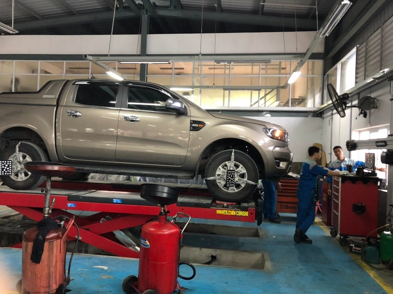 Hình ảnh động cơ xe Ford Ranger đang được kiểm tra và thay nhớt