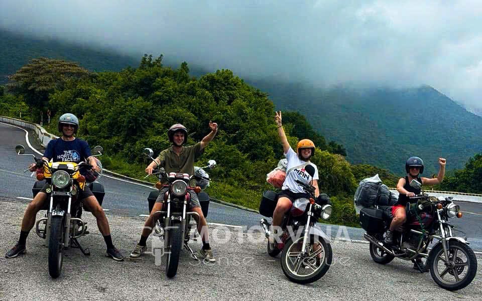 Hình ảnh hai người nước ngoài đang kiểm tra bản đồ trên xe máy