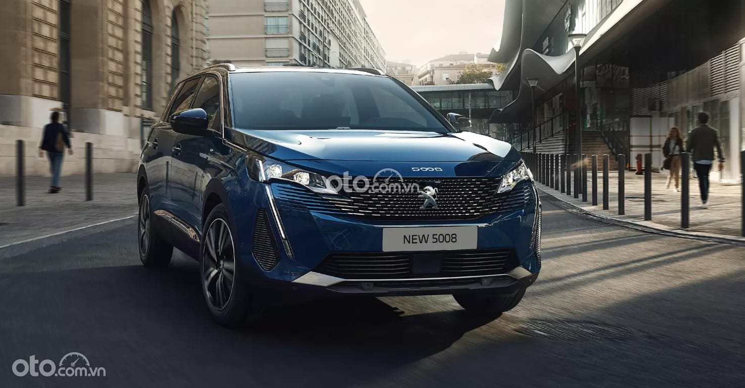 Hình ảnh mặt trước của mẫu xe Peugeot 5008, thể hiện phong cách mạnh mẽ