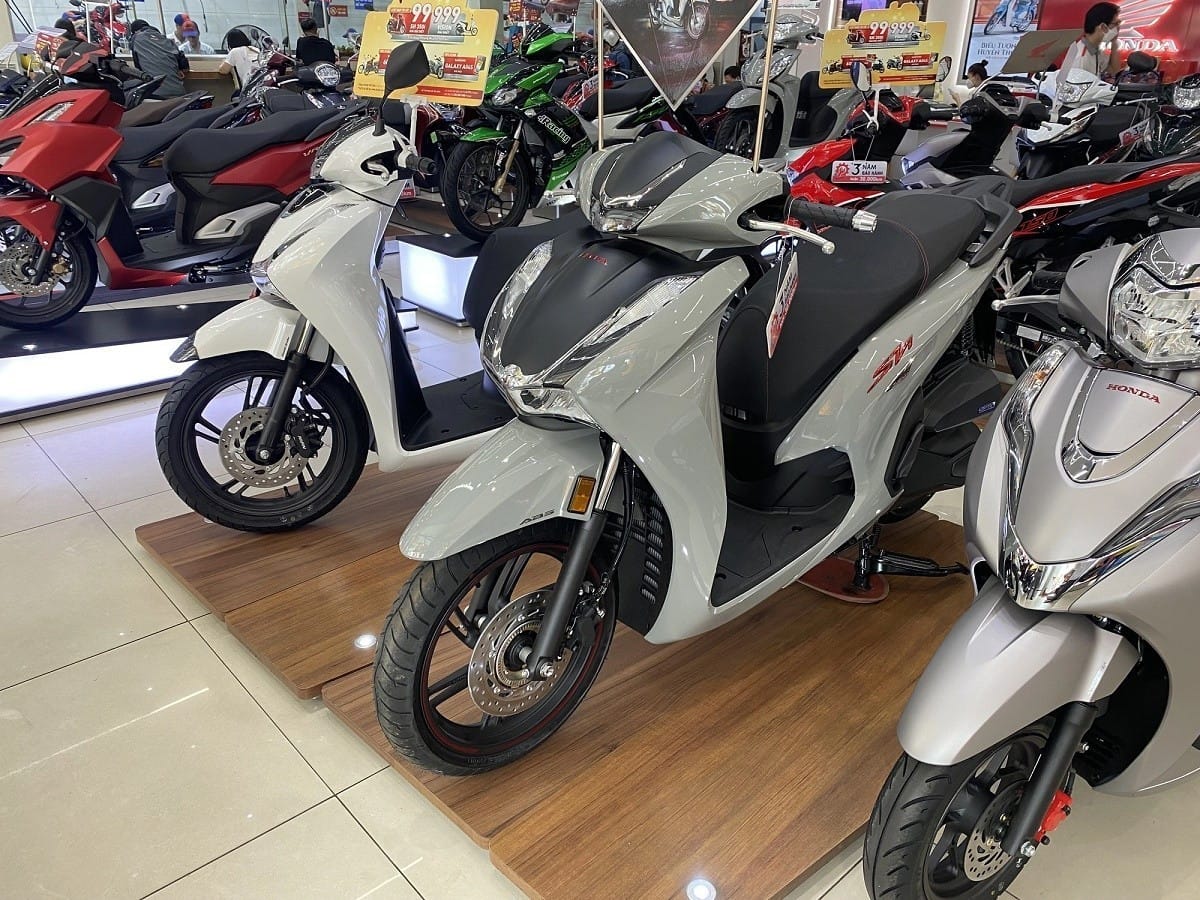 Hình ảnh mẫu xe SH 2024 màu đỏ đang di chuyển trên đường phố, minh họa cho dòng xe SH có mấy loại phổ biến.