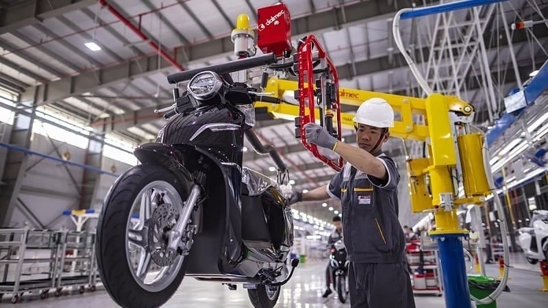 Hình ảnh minh họa các bộ phận cần bảo dưỡng trên xe điện VinFast, bao gồm phanh và lốp.