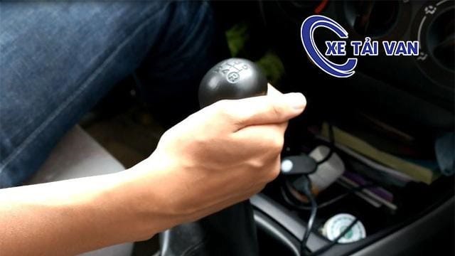 Hình ảnh minh họa kỹ thuật đề ba lên dốc chỉ bằng cách sử dụng côn và ga