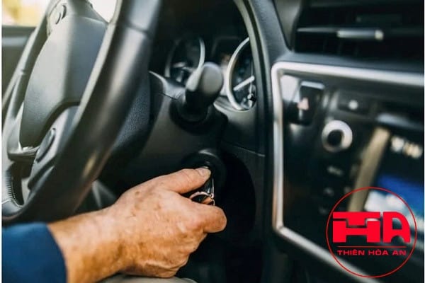 Hình ảnh minh họa một chiếc xe ô tô bị khóa vô lăng và không thể đề máy, người lái đang cố gắng khởi động