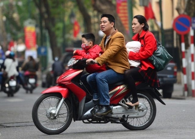 Hình ảnh minh họa người điều khiển phương tiện vi phạm lỗi không đội mũ bảo hiểm