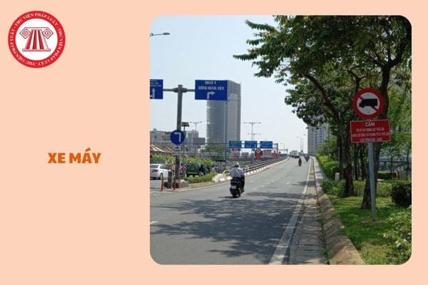 Hình ảnh minh họa người lái xe máy chở quá số người quy định, tiềm ẩn nguy cơ tai nạn giao thông.