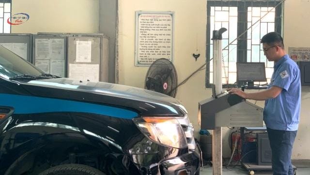 Hình ảnh minh họa quy trình kiểm định xe 4 chỗ tại trung tâm đăng kiểm, bao gồm các bước kiểm tra kỹ thuật và giấy tờ liên quan