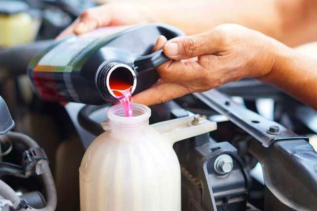 Hình ảnh minh họa quy trình thay thế nước làm mát ô tô đúng kỹ thuật