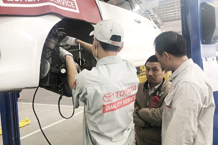 Hình ảnh minh họa việc bảo dưỡng định kỳ xe ô tô để đảm bảo an toàn