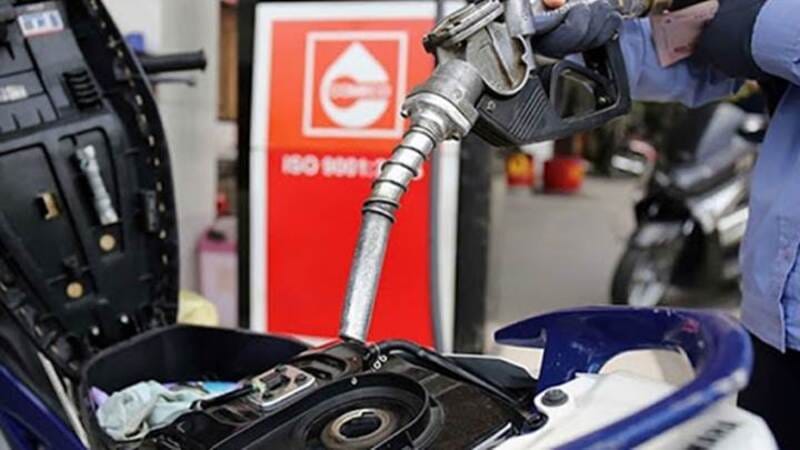 Hình ảnh minh họa xăng A92 với sắc xanh lá đặc trưng, giúp người dùng dễ dàng nhận biết xăng 92 màu gì tại trạm đổ