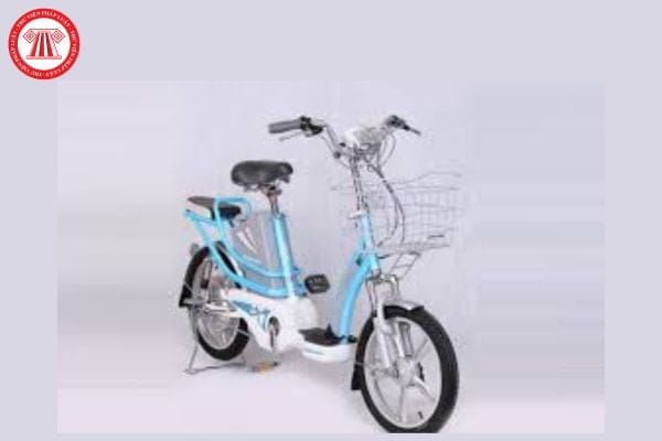 Hình ảnh minh họa xe đạp điện màu xanh trên đường phố, làm rõ khái niệm xe đạp điện là gì.