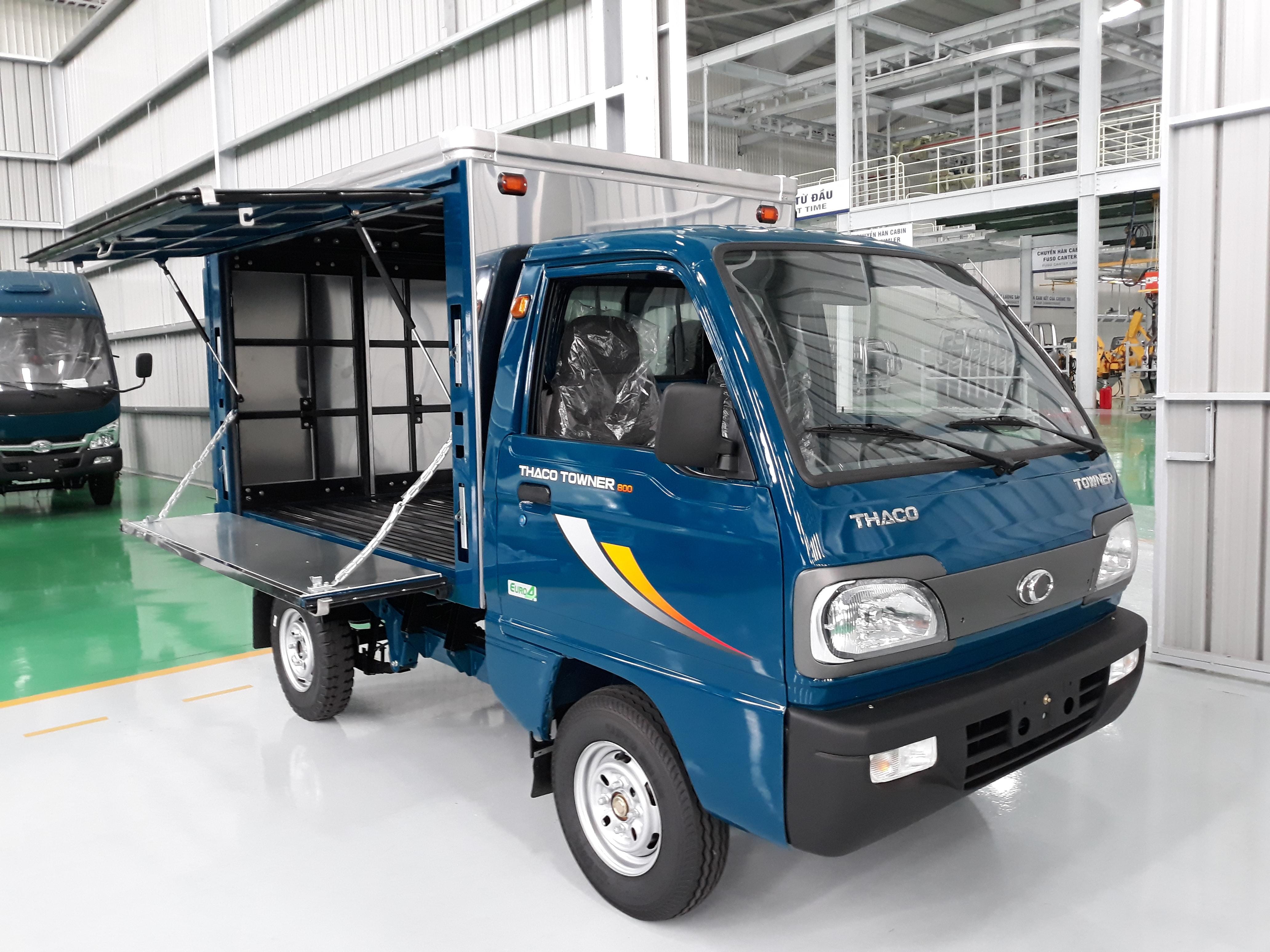 Hình ảnh mô hình xe tải Thaco Towner 800 thùng cánh dơi đang trưng bày hàng hóa
