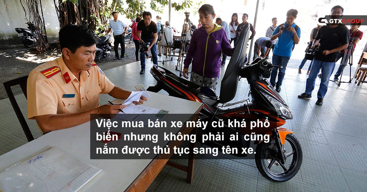 Hình ảnh mô tả việc mua bán xe máy cũ, quy trình sang tên xe máy