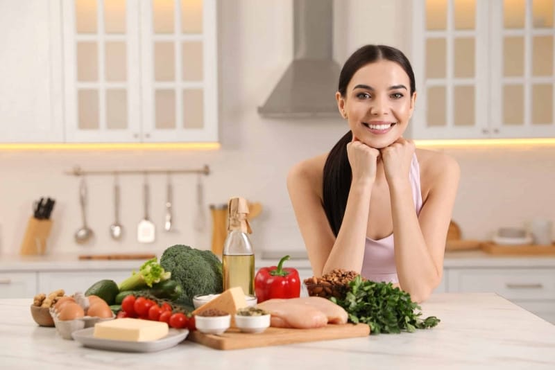 Hình ảnh một bữa ăn lành mạnh và tập luyện yoga
