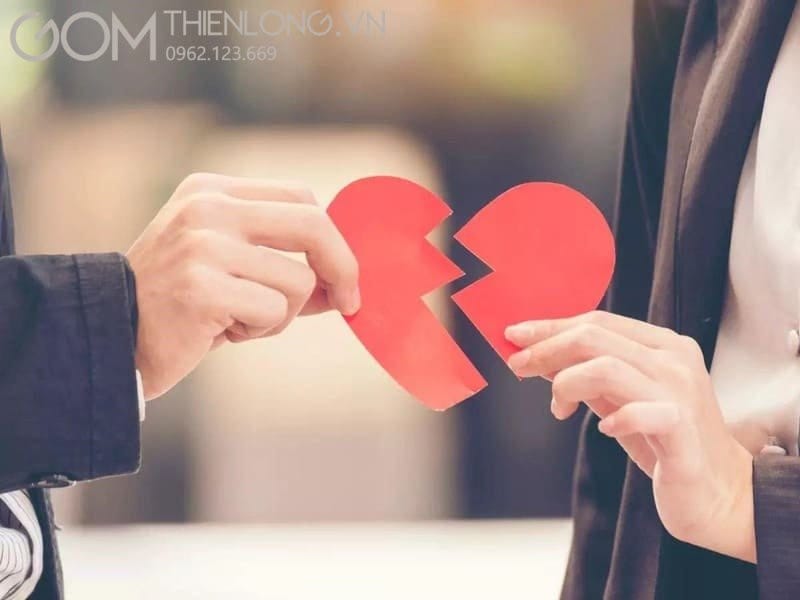 Hình ảnh một cặp đôi đang đối mặt với khó khăn trong tình cảm, phản ánh vận duyên của người sinh năm 1996
