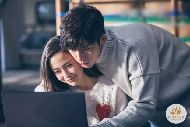 Hình ảnh một cặp đôi đang trò chuyện vui vẻ, tượng trưng cho sự hòa hợp và thấu hiểu trong hôn nhân của người sinh năm 1999.