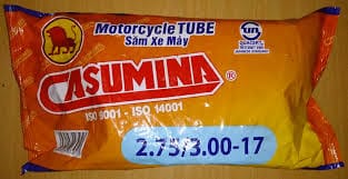 Hình ảnh một chiếc ruột xe máy loại 275/300-17, sẵn sàng cho việc thay săm xe máy.