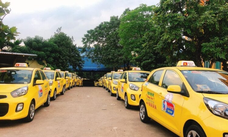 Hình ảnh một chiếc taxi Mai Linh, phương tiện phổ biến di chuyển đến bến xe Biên Hòa