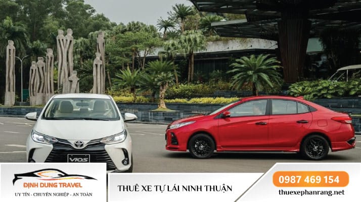Hình ảnh một chiếc xe 4 chỗ màu trắng đỗ cạnh bờ biển Ninh Thuận