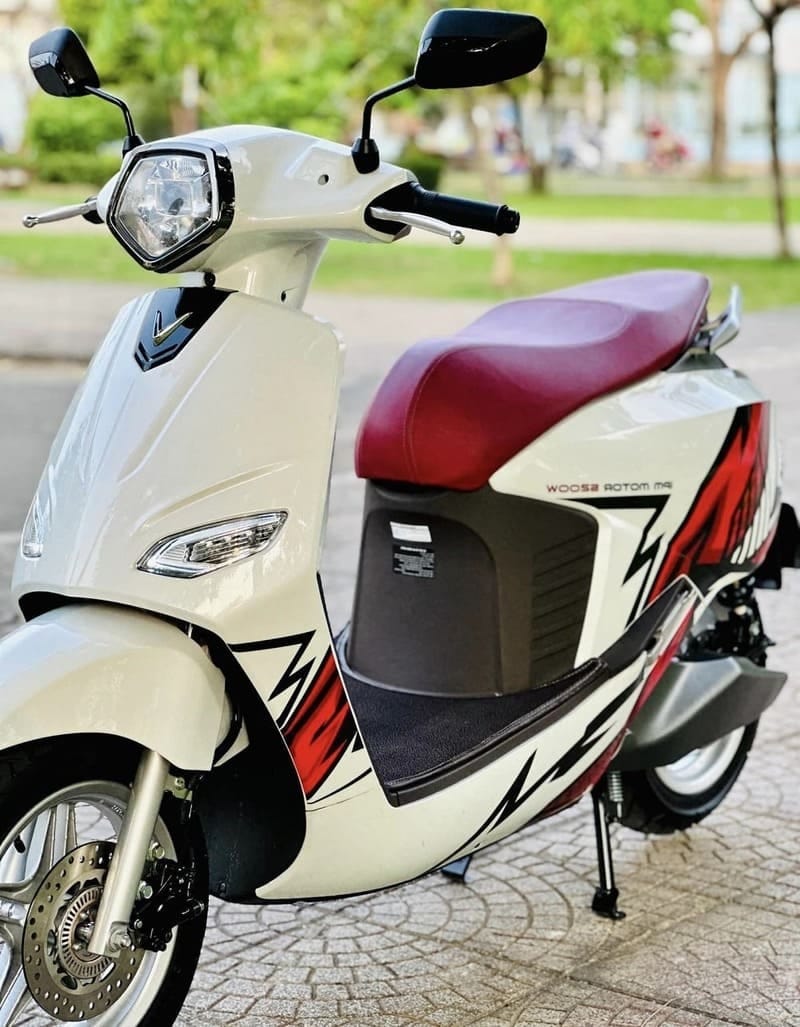 Hình ảnh một chiếc xe máy điện độ với decal trang trí bắt mắt, tạo điểm nhấn ngoại hình