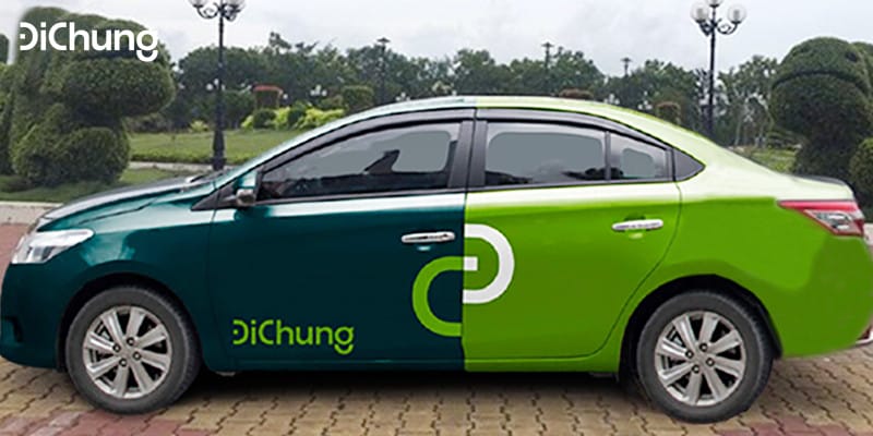 Hình ảnh một chiếc xe ô tô cá nhân màu đen di chuyển trên đường quốc lộ, đại diện cho sự tiện lợi và linh hoạt khi không phụ thuộc vào lịch trình xe buýt 202 mấy giờ chạy cố định.