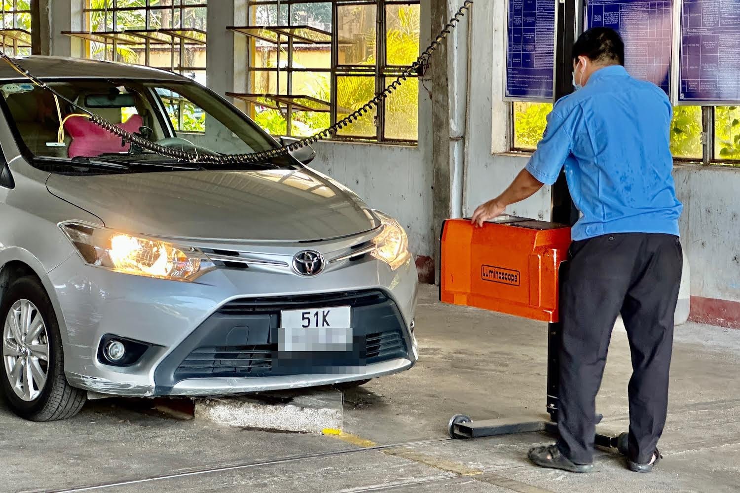 Hình ảnh một chiếc xe ô tô đang được kiểm tra kỹ thuật tại trung tâm đăng kiểm.