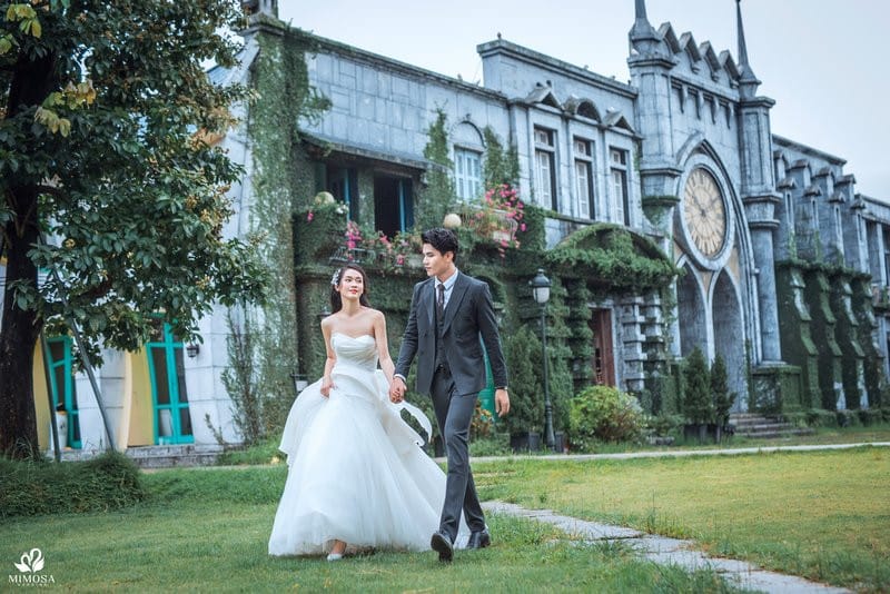 Hình ảnh một cô dâu đang được giúp chỉnh sửa trang phục cưới, tượng trưng cho sự chuẩn bị kỹ lưỡng cho một cuộc hôn nhân thuận lợi của nữ Kỷ Mão 1999.