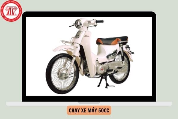 Hình ảnh một học sinh điều khiển xe máy 50cc trên đường, minh họa các quy định về độ tuổi và an toàn giao thông cho người lái xe 50cc.