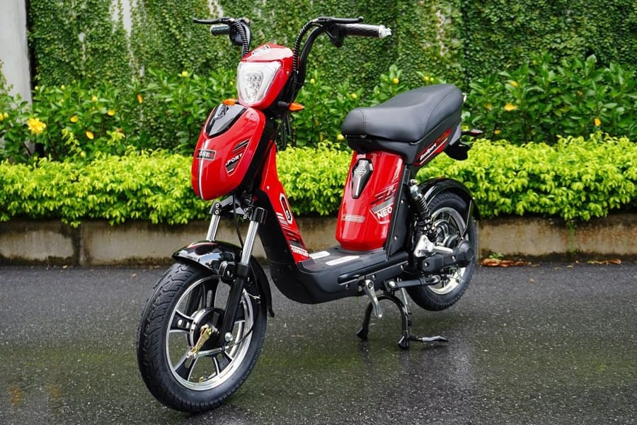 Hình ảnh một mẫu xe đạp điện hiện đại, tiện dụng, được nhiều học sinh và người dùng ưa chuộng để di chuyển hàng ngày.