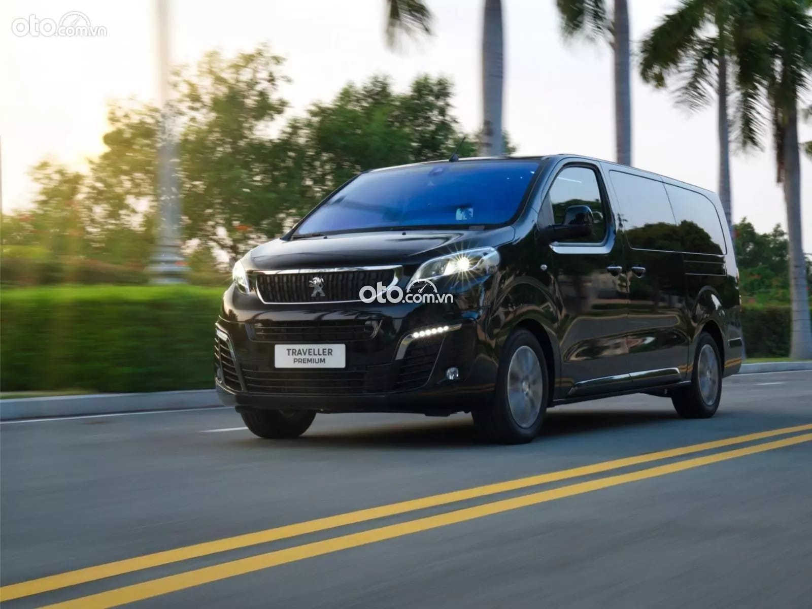 Hình ảnh ngoại thất của xe Peugeot Traveller, thể hiện sự sang trọng và tiện nghi