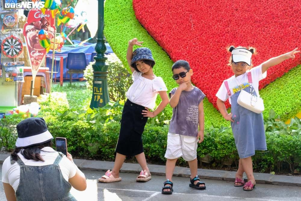 Hình ảnh nhóm bạn trẻ đang vui vẻ check-in với background trang trí đầy màu sắc tại công viên Thủ Lệ