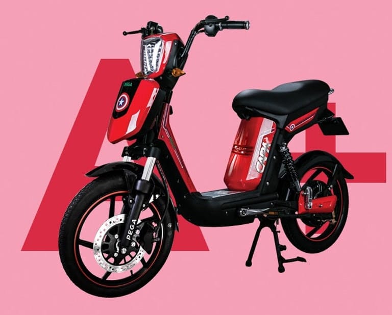 Hình ảnh nhóm bạn trẻ yêu thích xe đạp điện Pega, thể hiện sự phổ biến và chất lượng.