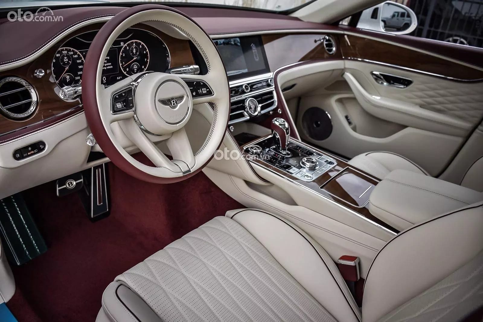 Hình ảnh nội thất xa xỉ của xe ô tô Bentley Flying Spur với màn hình giải trí hiện đại