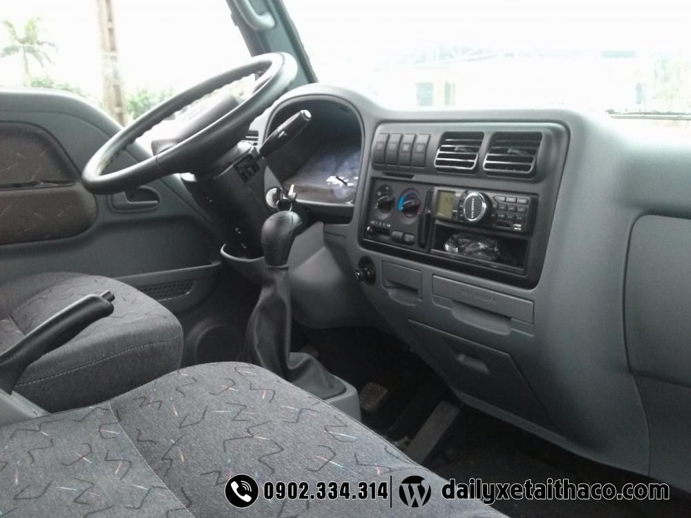 Hình ảnh nội thất xe tải Kia K165 với cabin rộng rãi, ghế nỉ êm ái, bảng điều khiển tiện lợi và vô lăng trợ lực điện