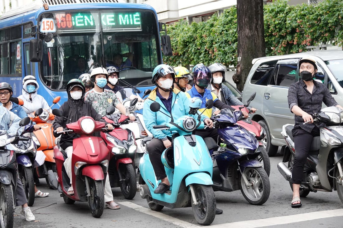Hình ảnh shipper sử dụng xe máy điện di chuyển êm ái, góp phần giảm ô nhiễm không khí tại TP.HCM.