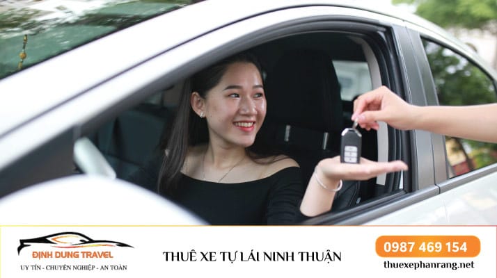 Hình ảnh tập tài liệu và chìa khóa xe trên bàn, tượng trưng cho thủ tục thuê xe