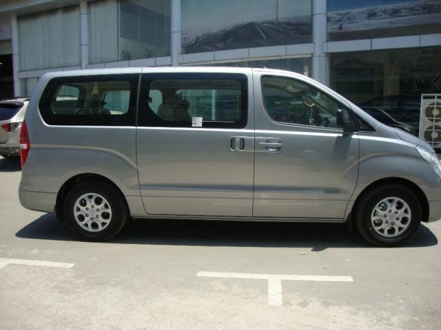 Hình ảnh thân xe Hyundai Starex 9 chỗ với cửa trượt
