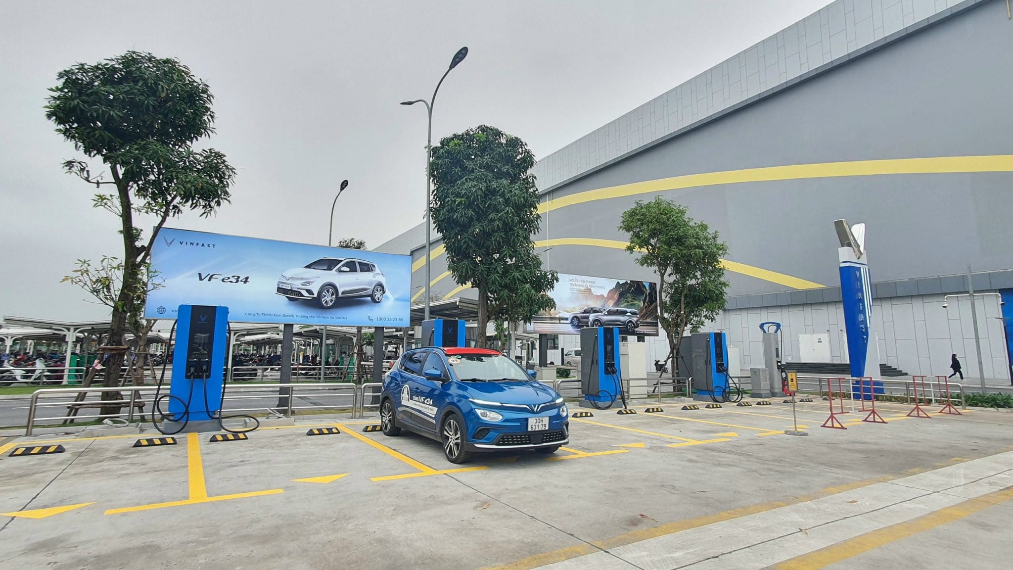 Hình ảnh tổng quan hệ thống trạm sạc và bộ sạc xe ô tô điện VinFast tại nhà