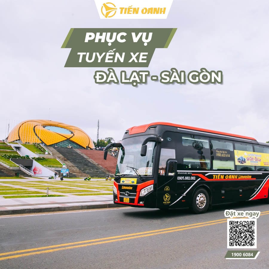 Hình ảnh tổng quan một chiếc xe khách Đà Lạt Sài Gòn hiện đại đang đậu tại bến