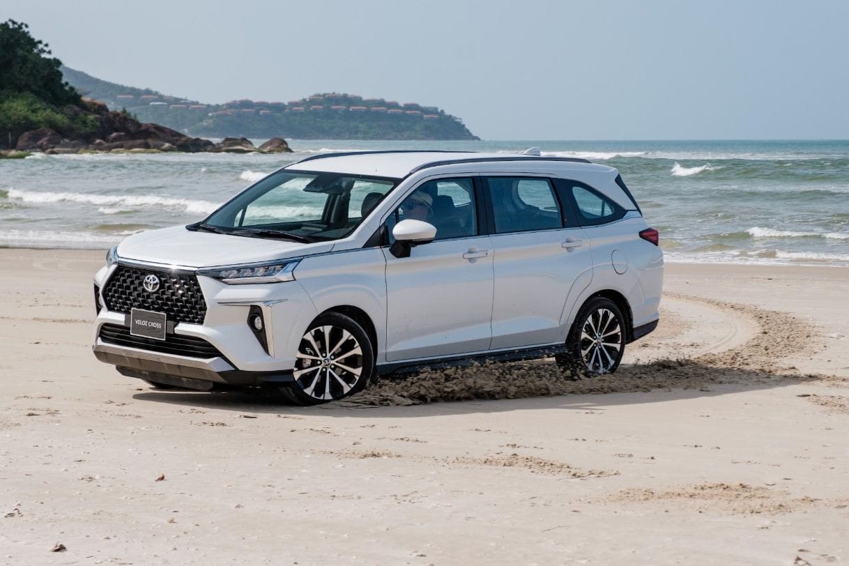 Hình ảnh tổng quan nội thất Toyota Veloz với không gian cabin rộng rãi và hiện đại.