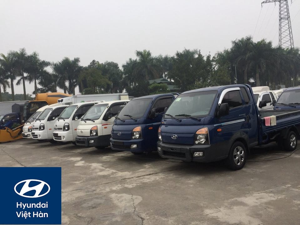 Hình ảnh tổng quan về một chiếc xe tải 1 tấn 25 cũ đang được kiểm tra
