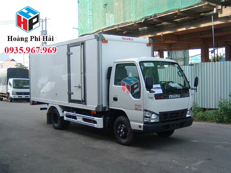 Hình ảnh tổng quan xe tải Isuzu 750kg màu trắng trên đường
