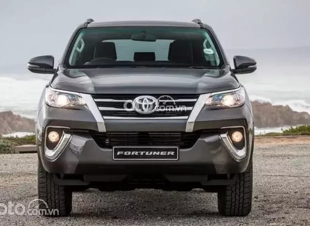 Hình ảnh tổng thể chiếc Toyota Fortuner 2019 máy dầu cũ đang di chuyển trên đường